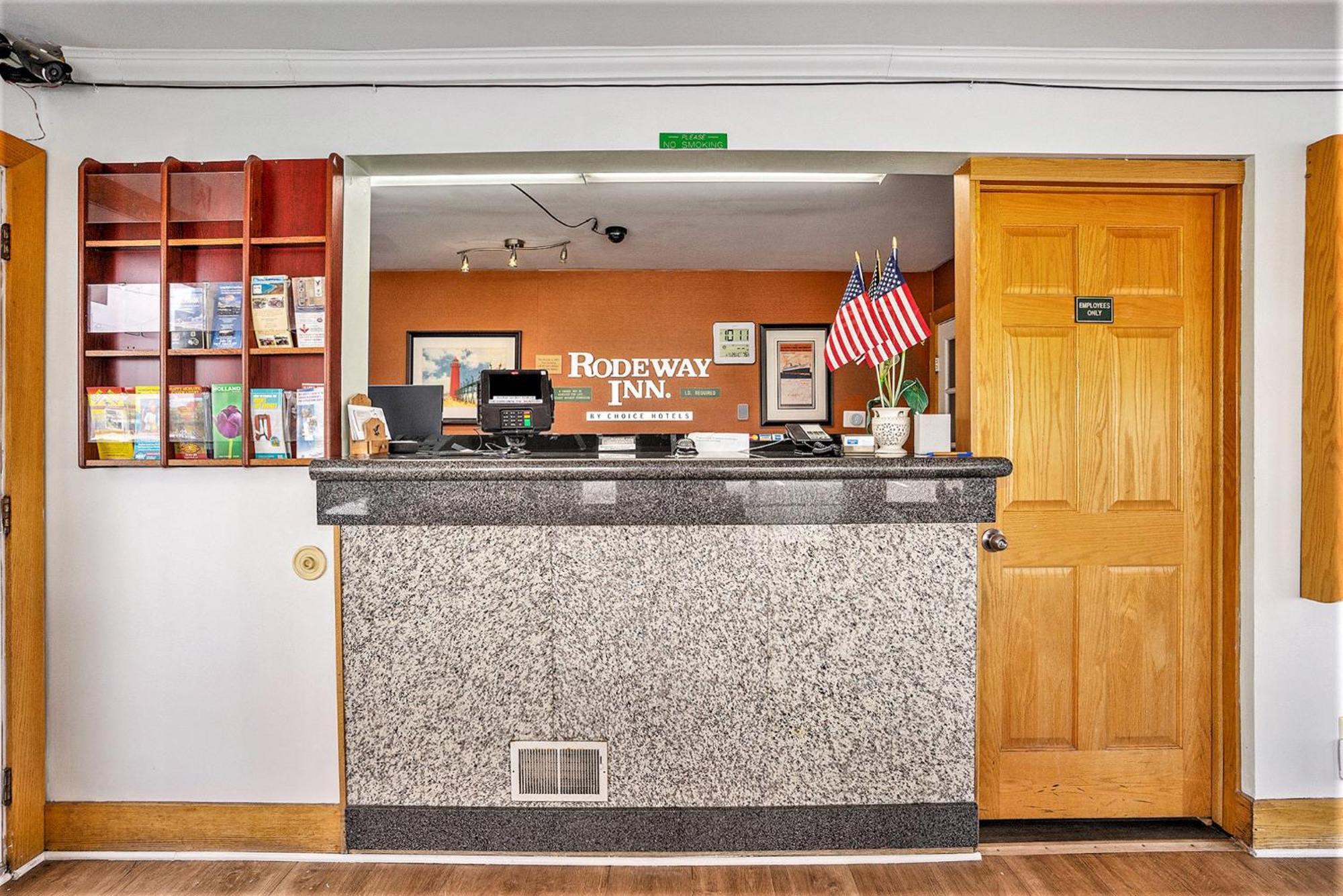 Rodeway Inn Grand Haven Exterior photo